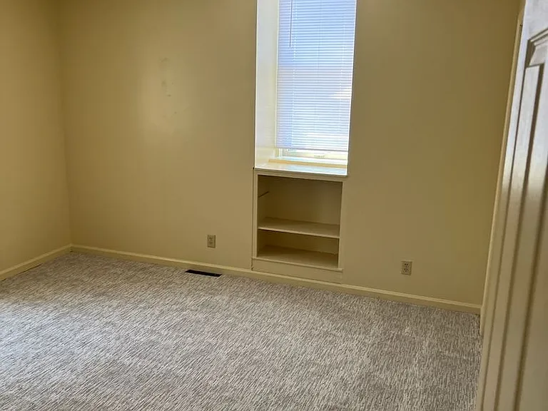 1107 Linden Ave — Photo 2