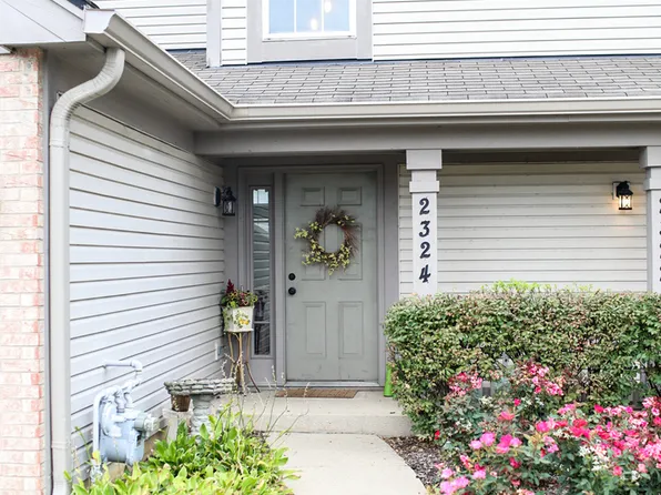 2324 College Green Dr, Elgin, IL 60123