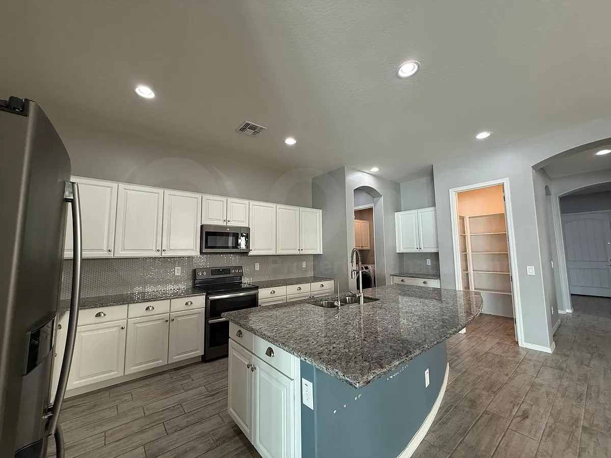 3 bed, 3.0 bath, 2246 sqft, $2,499 — Photo 3