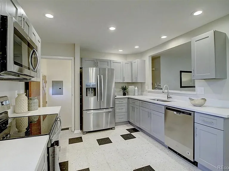 1385 Salem St — Photo 16