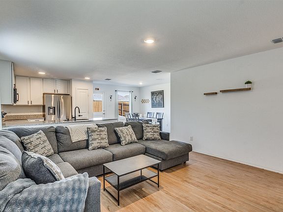 3rd image of 402 Mahogany Ln