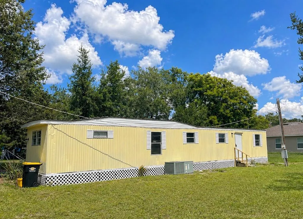 3 bed, 1.0 bath, 720 sqft, $1,395 — Photo 1