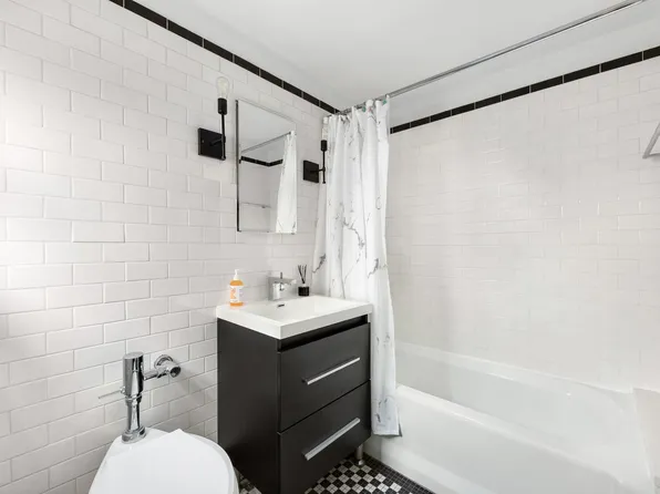 470 West 24th Street image 10 of 14