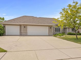 397 Cross Gate Ln, De Pere, WI 54115
