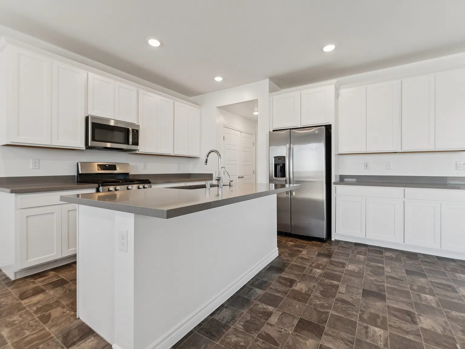 4 bed, 2353 sqft, $2,100 — Photo 3