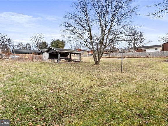 4th image of 246 Joy Dr