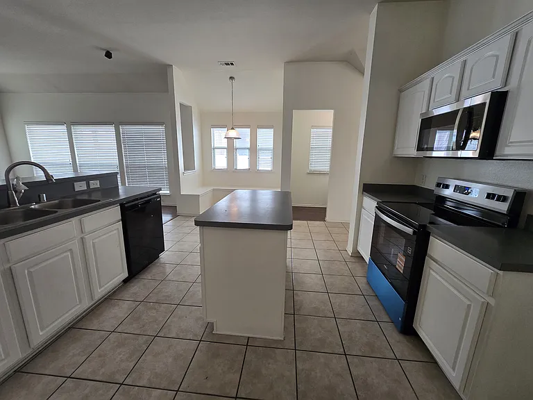2410 Parkview Dr — Photo 11