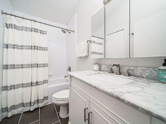 4th image of 581 Le Parc Cir