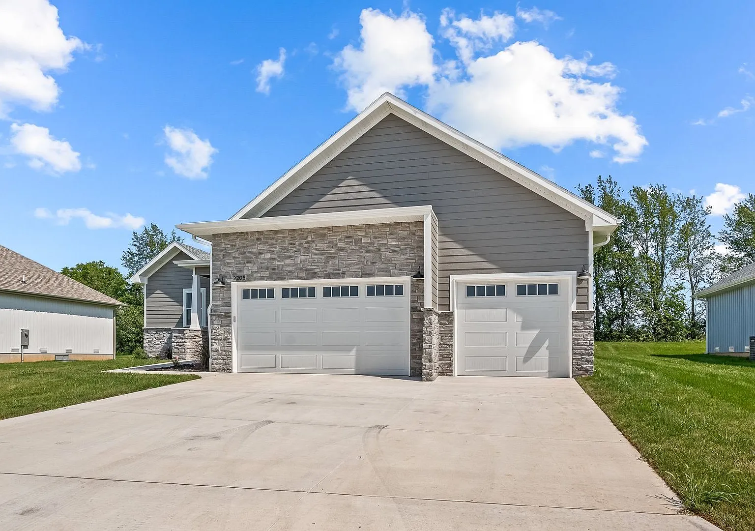 Beautifully Updated 4 Bedroom Home in Ozark, MO! — Photo 2