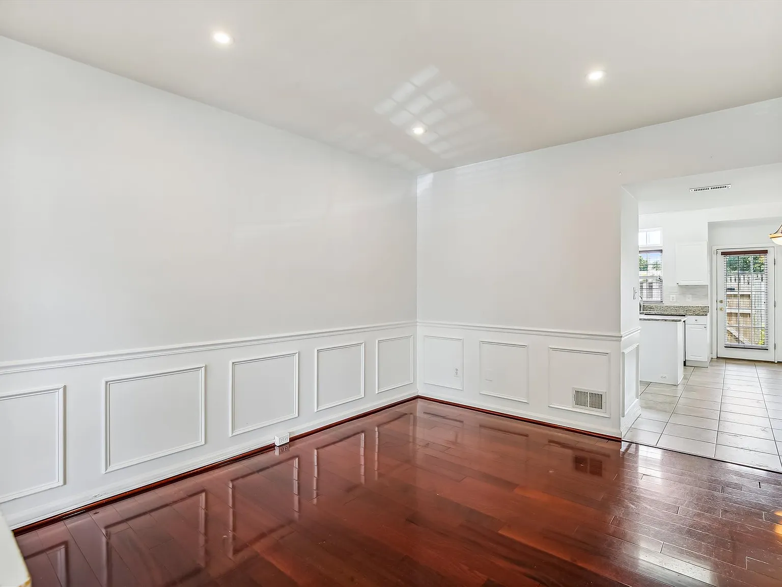 3 bed, 3.5 bath, 1120 sqft, $3,100 — Photo 3