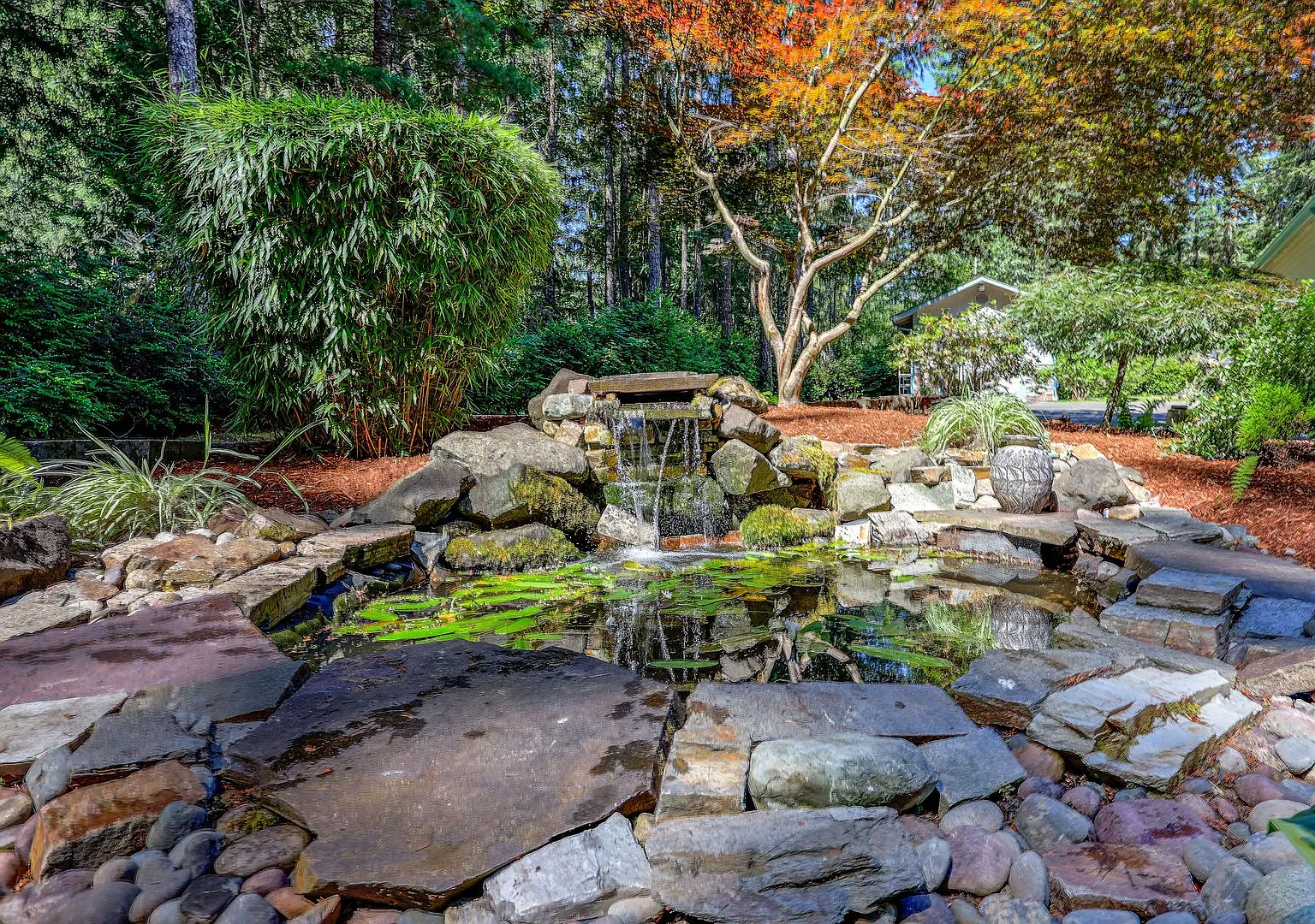 Custom Home Secluded on over 2.5 acres. — Photo 3