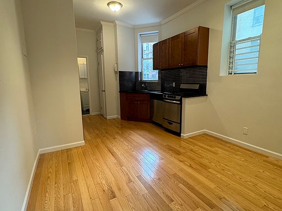 2nd image of 235 E 27th St APT 1D