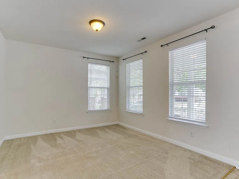 528 Normandy St — Photo 11