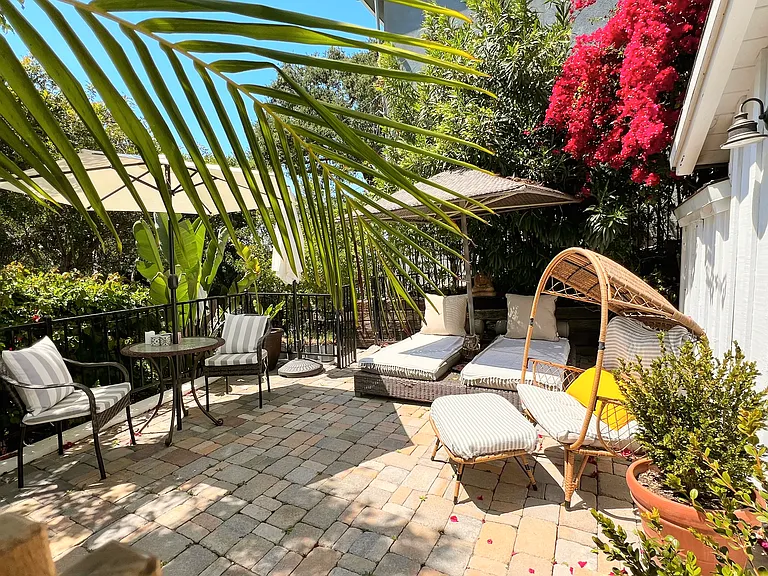 The use of this patio is exclusively for guesthouse tenants