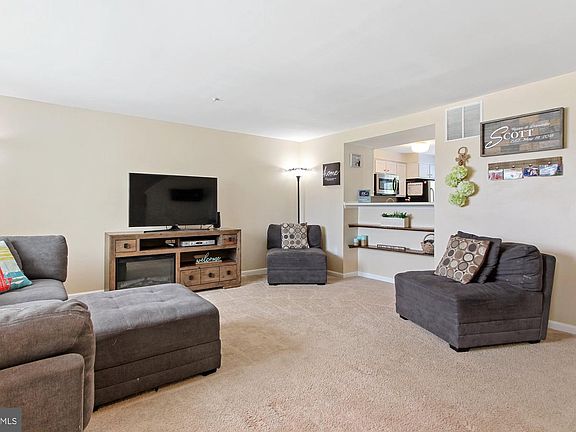 3rd image of 936 Gainsborough Ct