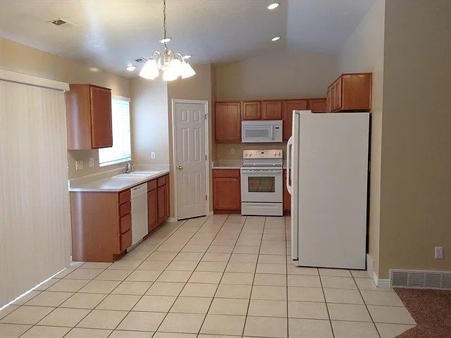3 bed, 2.0 bath, 1390 sqft, $2,140 — Photo 3