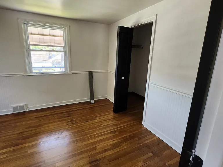 1104 Holmes St — Photo 11