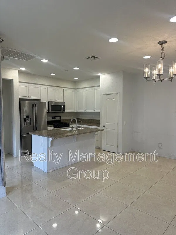 2 bed, 2.0 bath, 1098 sqft, $3,600 — Photo 3