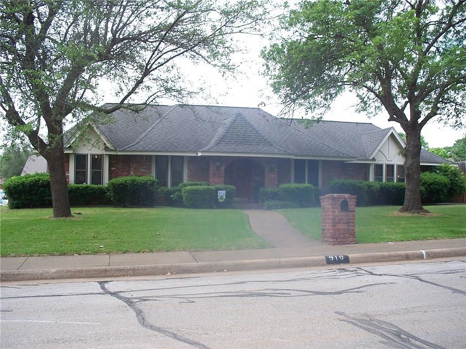1st image of 910 Clint Smith Dr