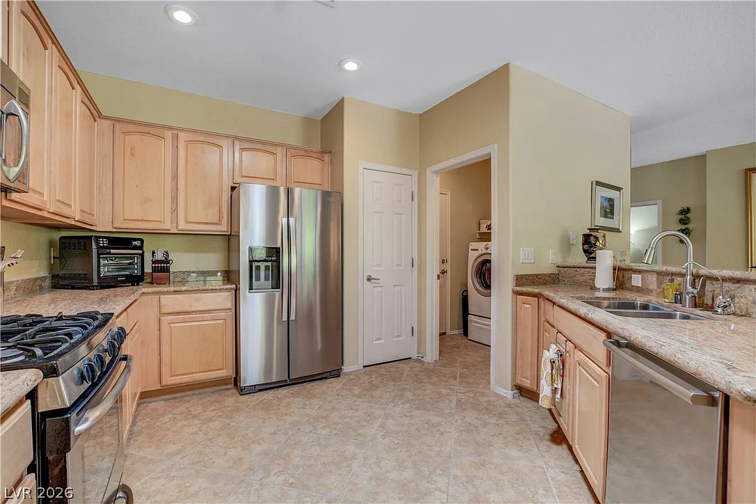 3 bed, 2.0 bath, 1610 sqft, $3,450 — Photo 3