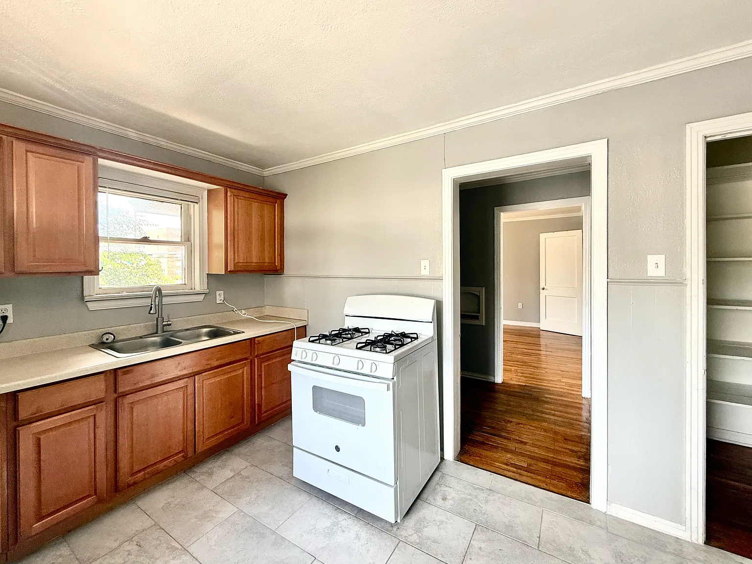 1 bed, 958 sqft, $1,150 — Photo 2