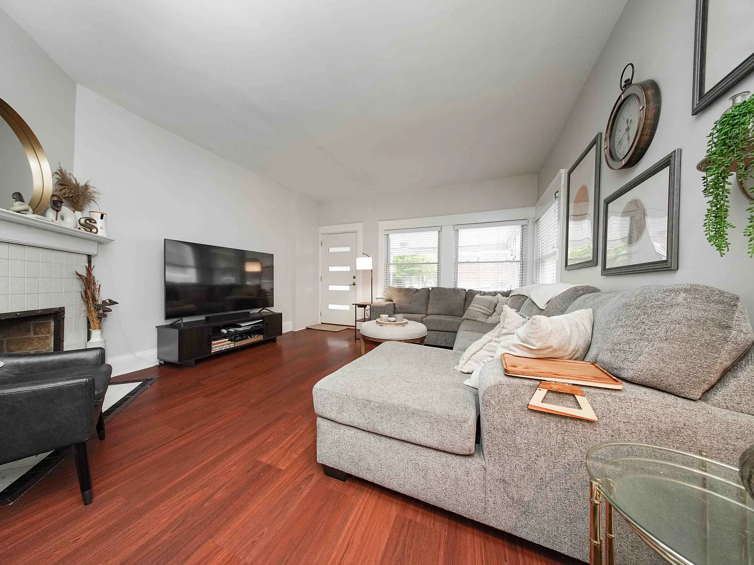3 bed, 1.5 bath, 2500 sqft, $2,300 — Photo 3