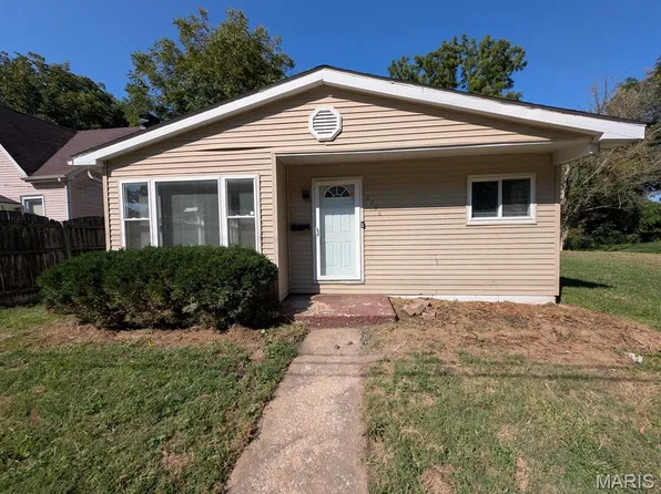 2706 Godfrey St, Belleville, IL 62226
