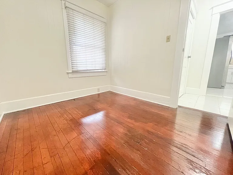 Charming 2 Bed / 2 Bath Apartment on Ocean Blvd Garage Included — Photo 12