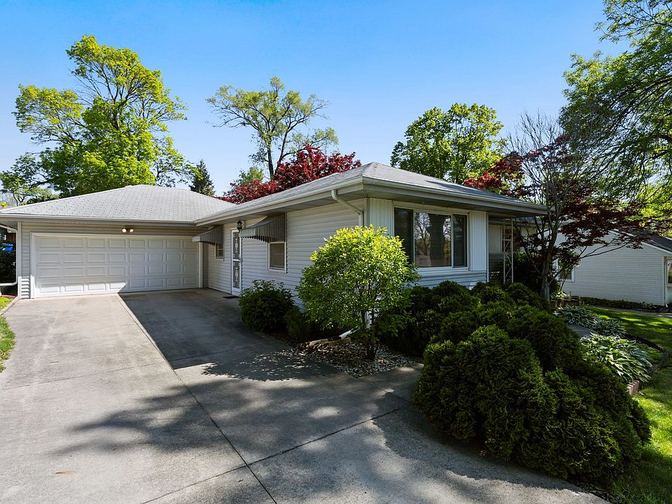 7109 Maple Dr, Urbandale, IA 50322 | Zillow