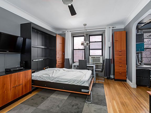 4th image of 166 W 22nd St