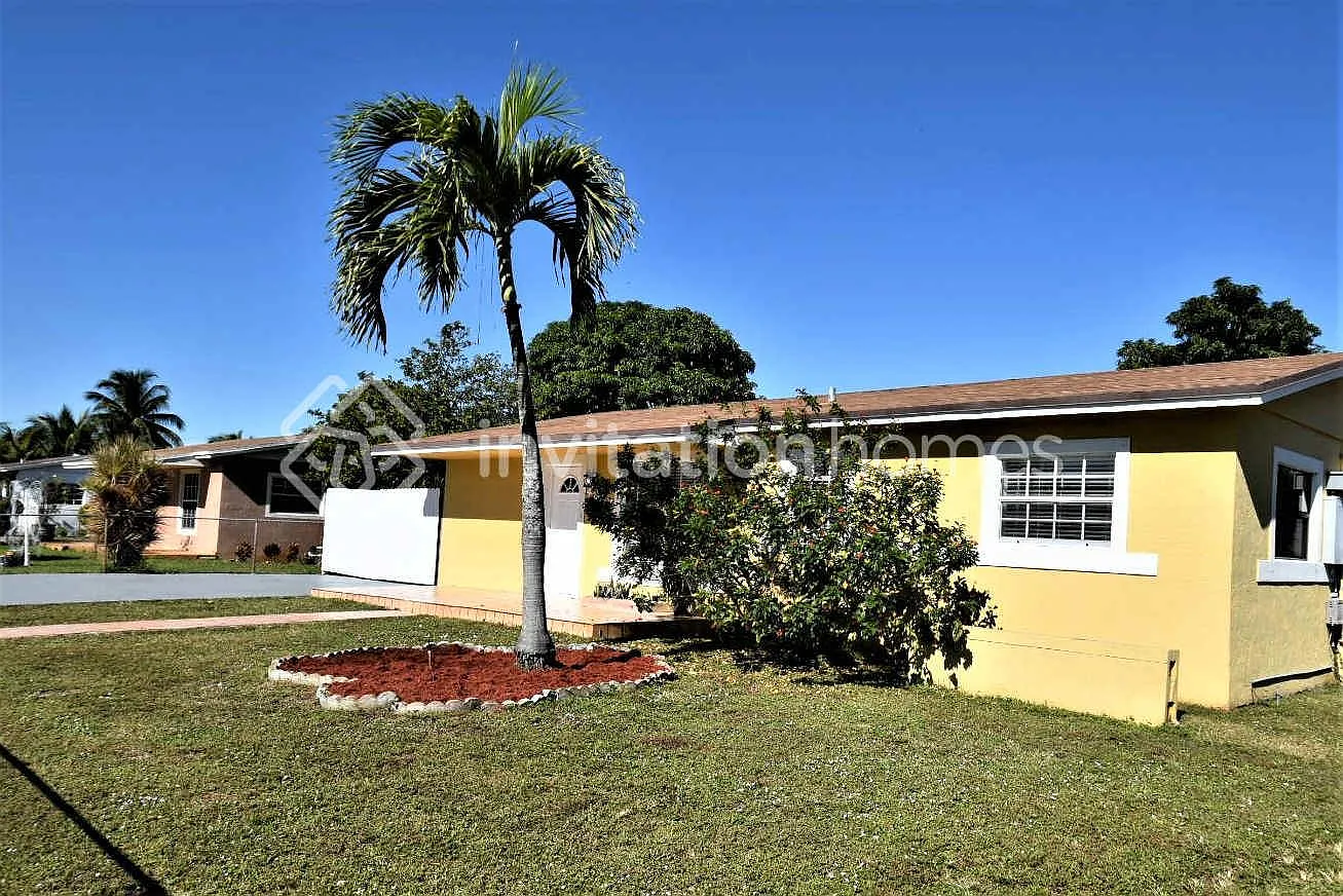 4921 NW 170th St Miami Gardens, FL 33055 — Photo 1
