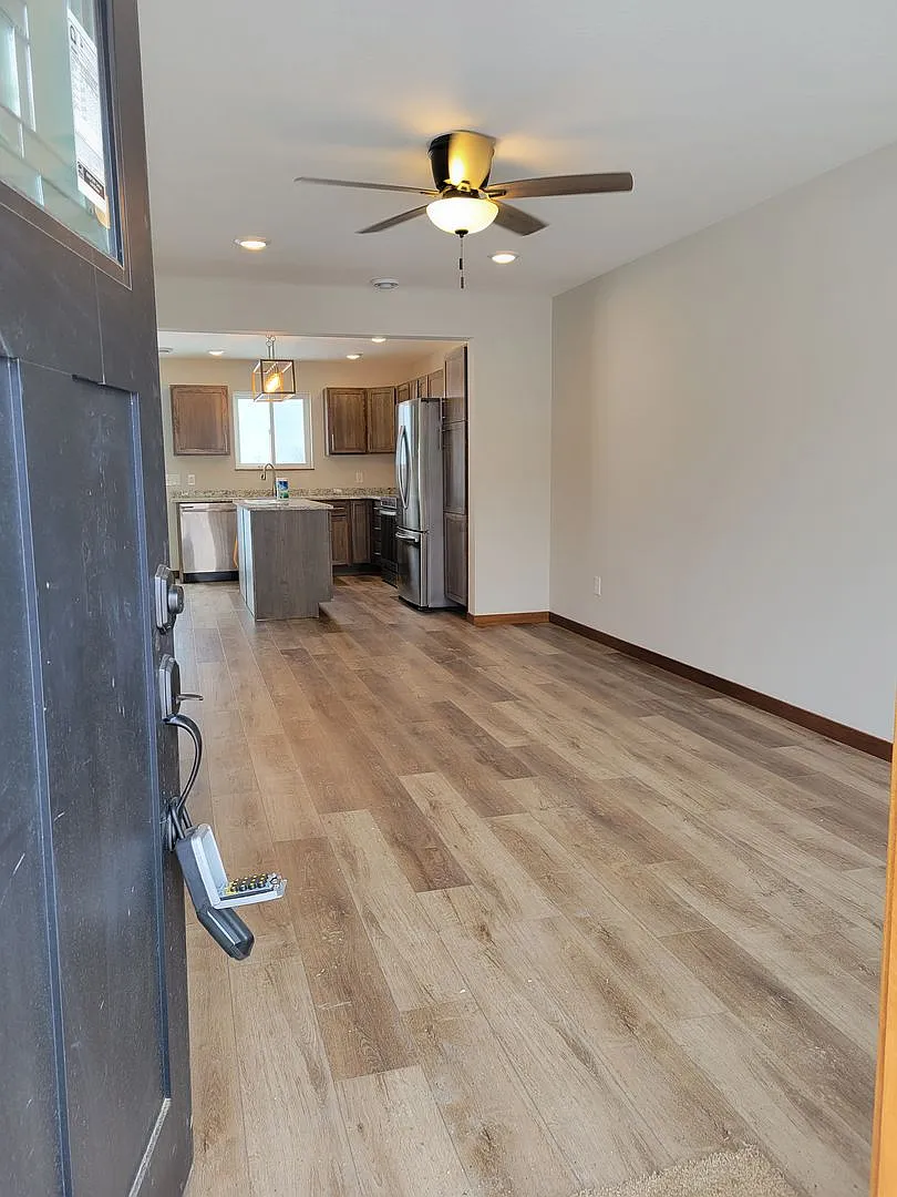 Middle Unit Townhouse — Photo 2