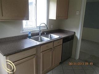 5th image of 15086 Plainview Ave