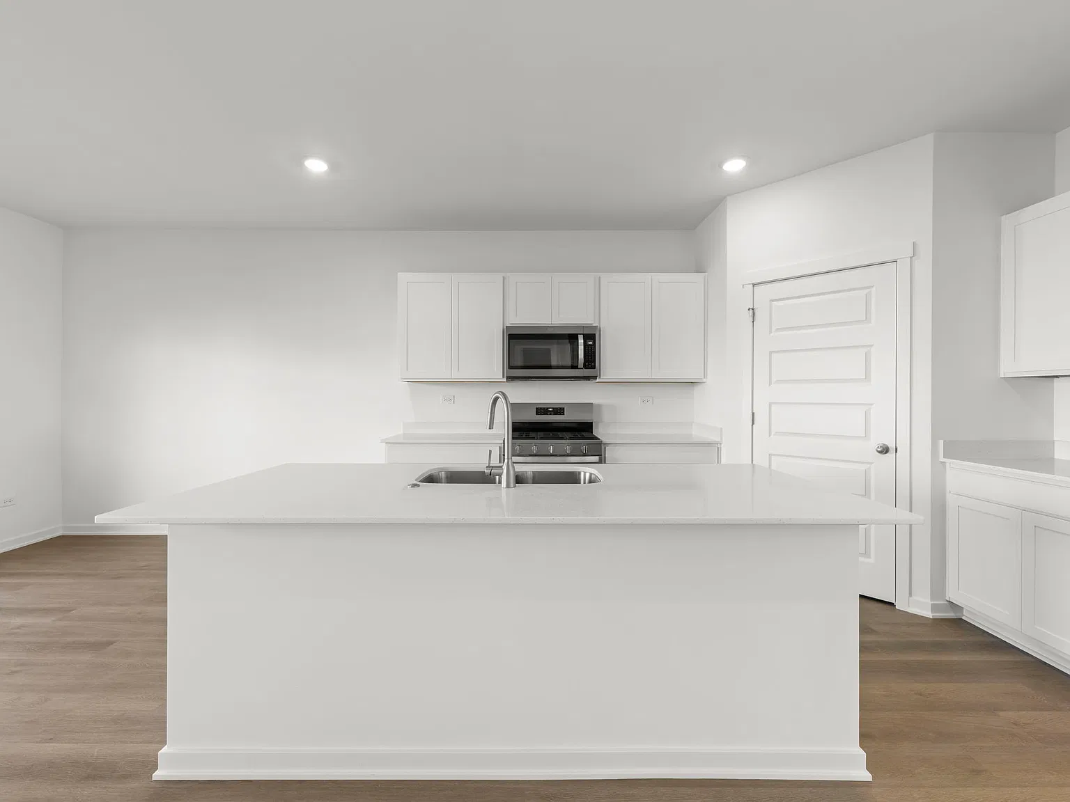 4 bed, 2.5 bath, 2600 sqft, $4,100 — Photo 3
