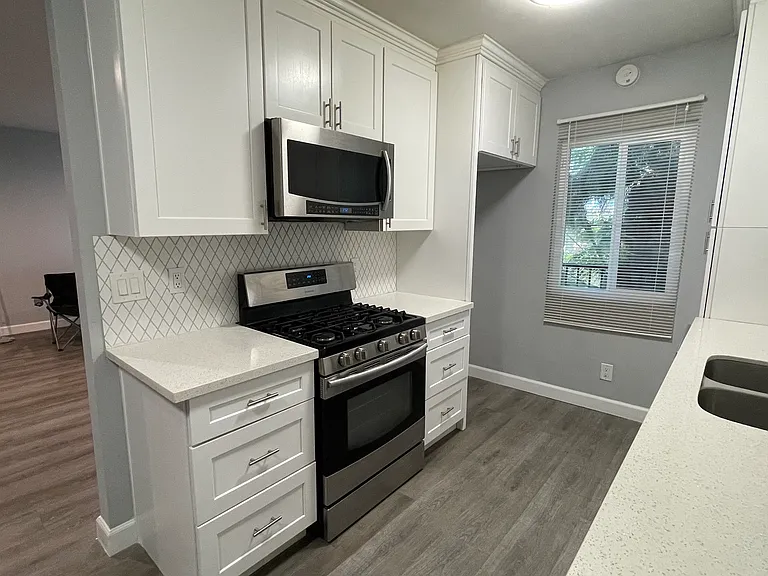 8800 Cedros Ave — Photo 14