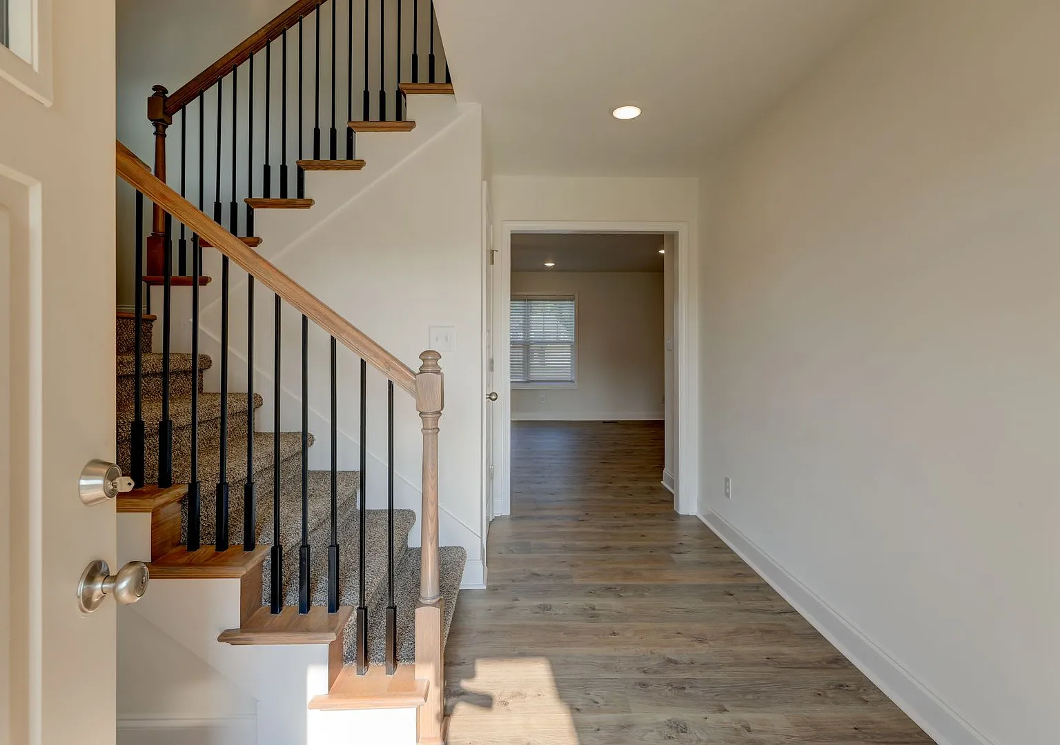 What a floor plan!! Like new and ready for you! — Photo 3