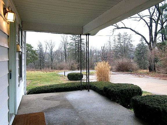 5th image of 27 Dortha Ave
