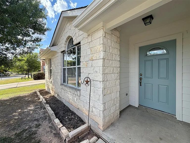 939 Dark Horse Ln — Photo 2