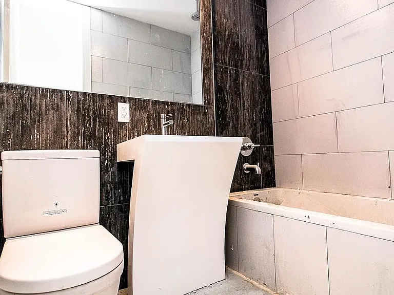 252 Melrose St #3L — Photo 8