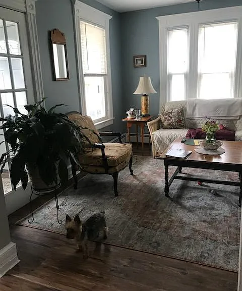 Living Room (previous tenant furnishings)