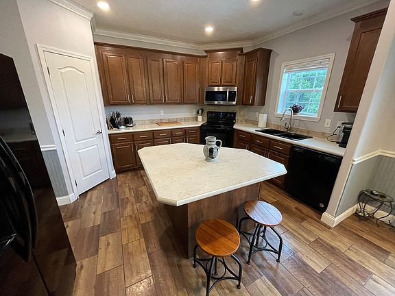 3rd image of 533 Homestead Trl