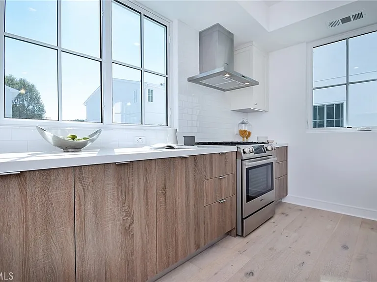 4641 Cahuenga Blvd — Photo 18