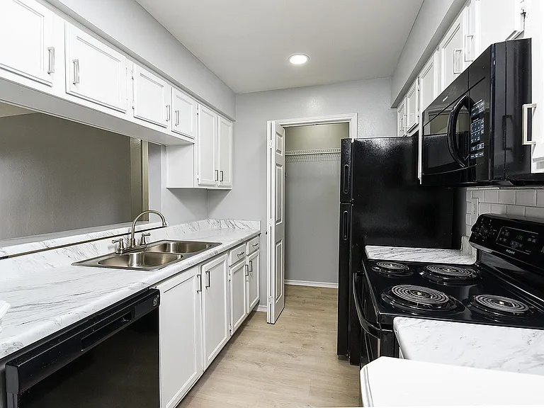 Stoneleigh Apartments — Photo 18