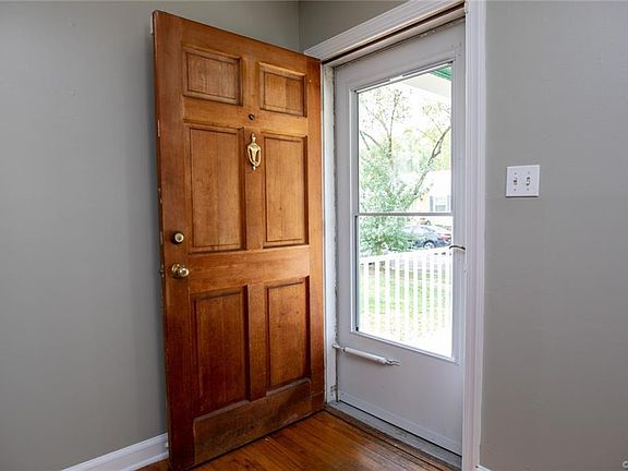 3rd image of 913 Forest View Dr