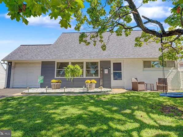 82 Kraft Ln, Levittown, PA 19055