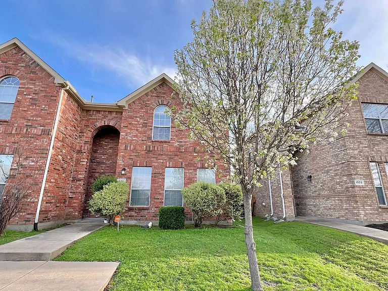 925 Jamie Dr — Photo 1