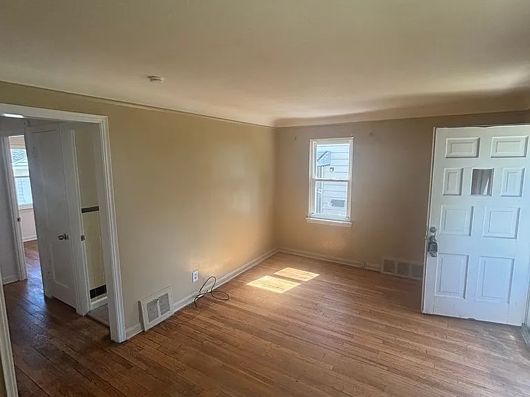 15409 Benhoff Dr — Photo 2