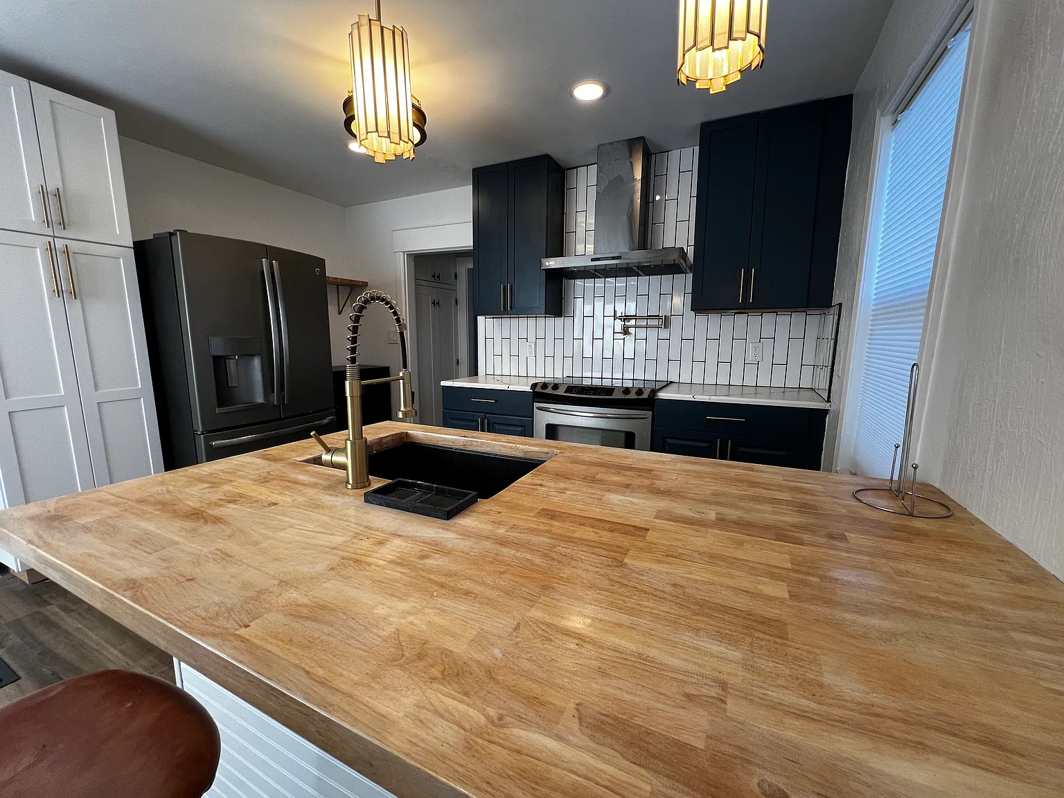 1515 Loretta Ave — Photo 2