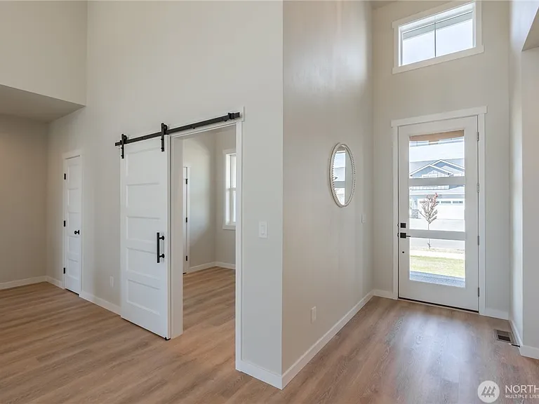 2233 Berryman Loop — Photo 8