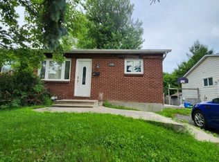 106 Glamorgan Dr #1, Ottawa, ON K2L 1R4